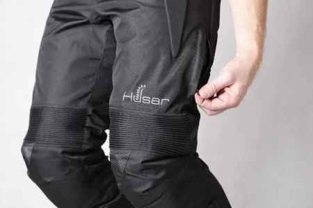spodnie-motocyklowe-tekstylne-HUSAR-SCORPION-M0704-czarne-black-15.webp
