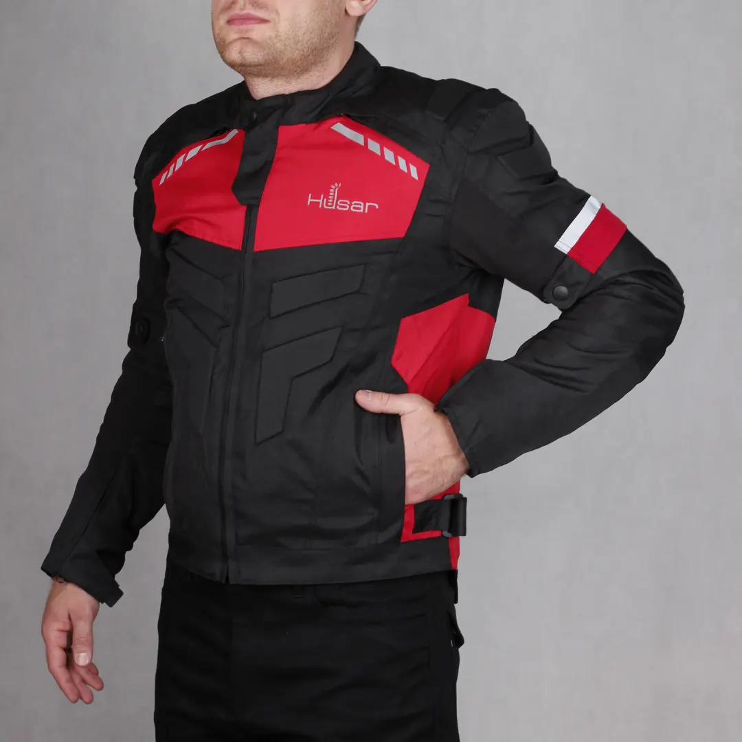 Kieszenie zewnętrzne w kurtce motocyklowej HUSAR HORNET czerwonej