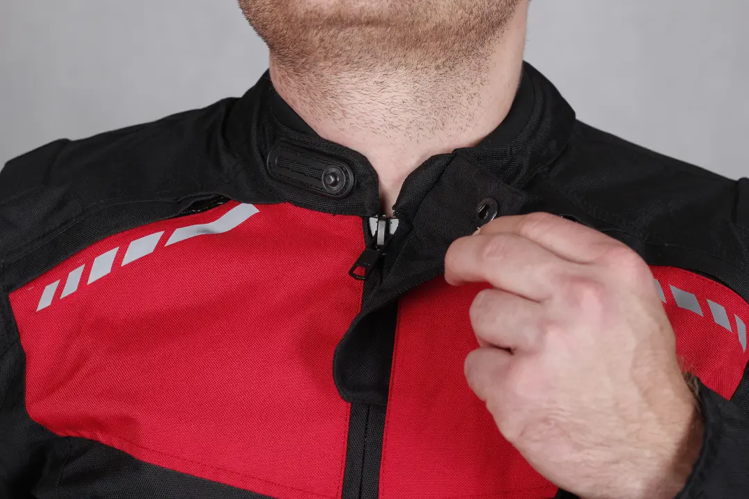 Miękki kołnierz w kurtce motocyklowej HUSAR HORNET czerwonej