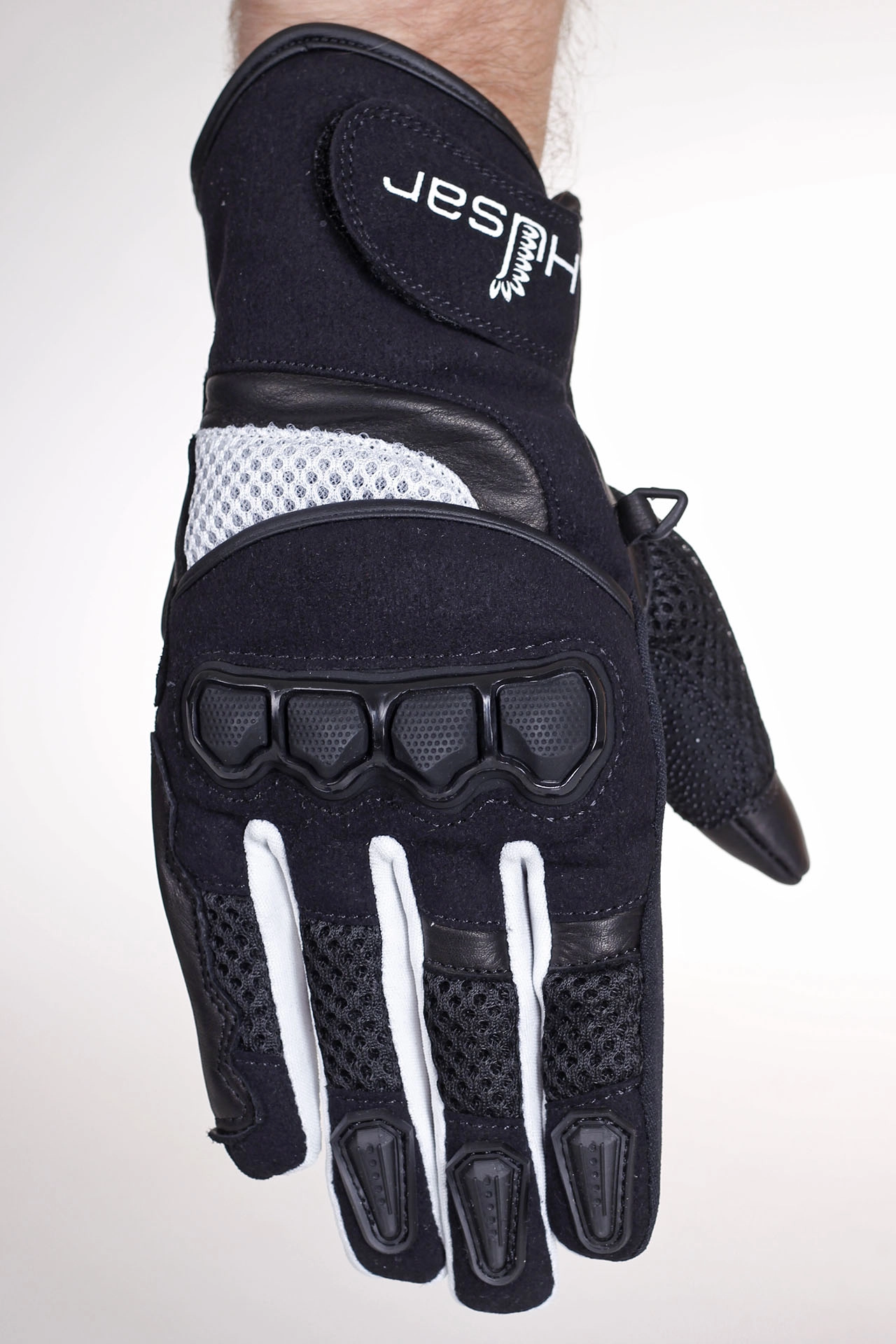 Panele mesh w czarno-białych rękawicach motocyklowych HUSAR GRIZZLY