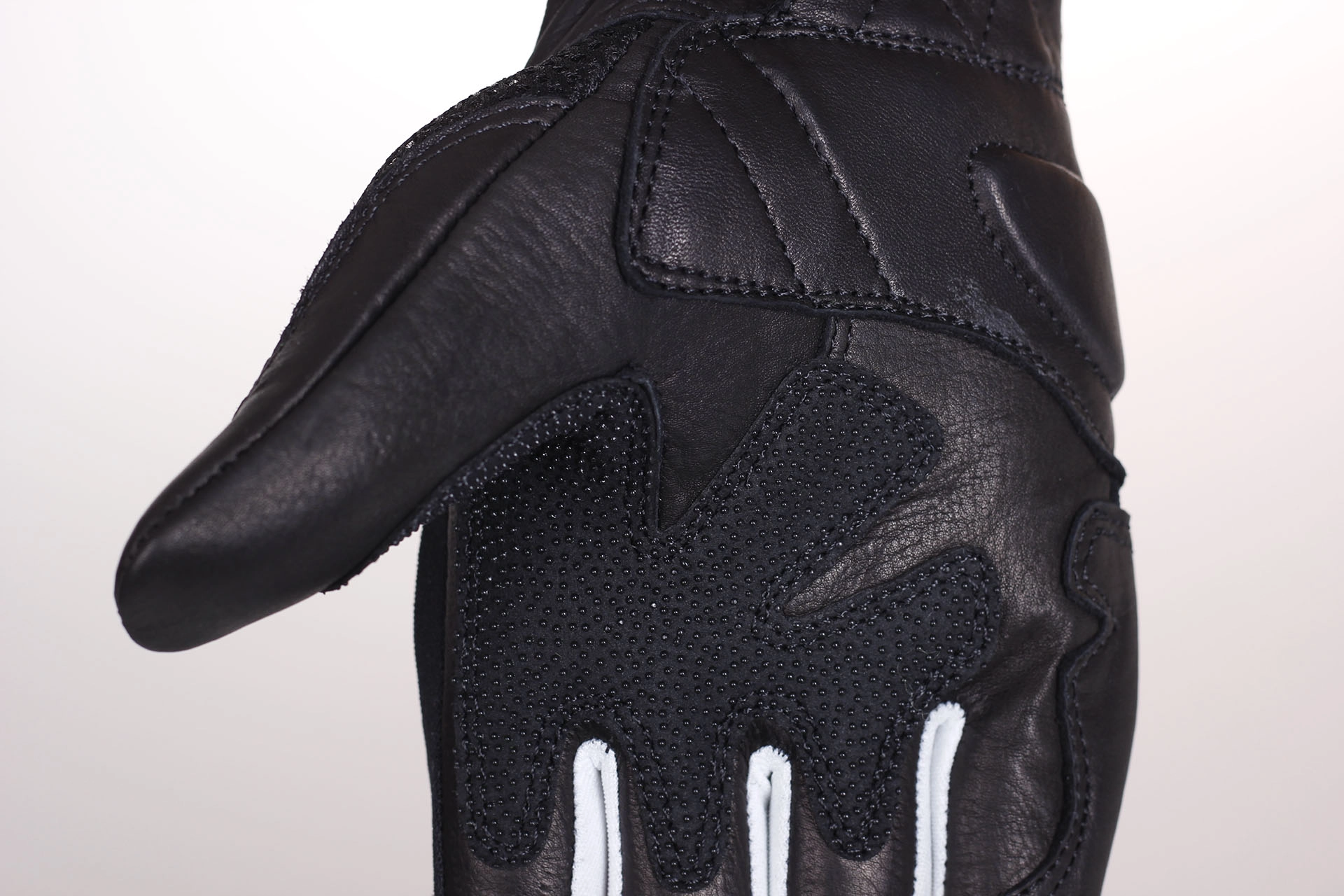 Wzmocnienia SuperFabric w czarno-białych rękawicach HUSAR GRIZZLY