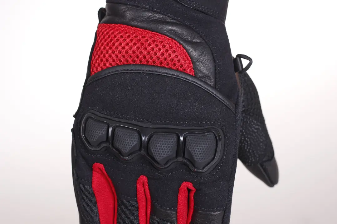 Twardy ochraniacz kostek w czarno-czerwonych rękawicach motocyklowych HUSAR GRIZZLY