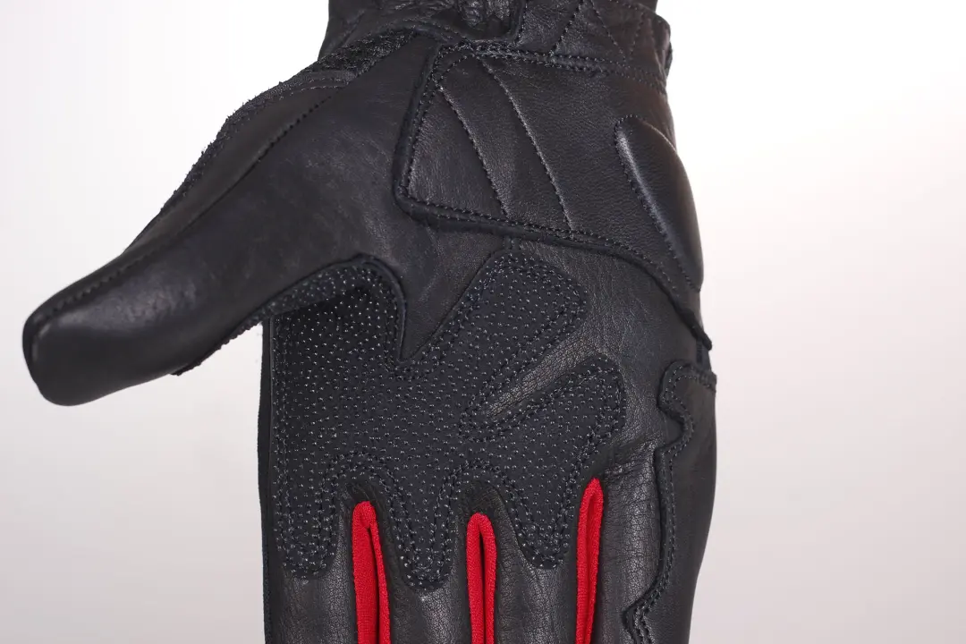 Wzmocnienia SuperFabric w czarno-czerwonych rękawicach HUSAR GRIZZLY