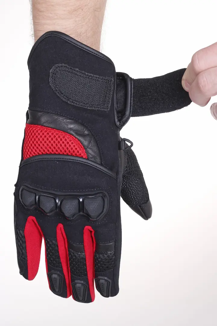 Regulowany mankiet 3/4 w czarno-czerwonych rękawicach motocyklowych HUSAR GRIZZLY