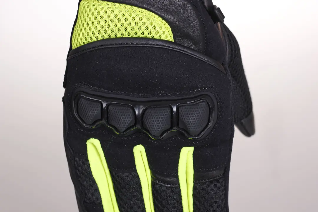 Twardy ochraniacz kostek w czarno-fluo rękawicach motocyklowych HUSAR GRIZZLY