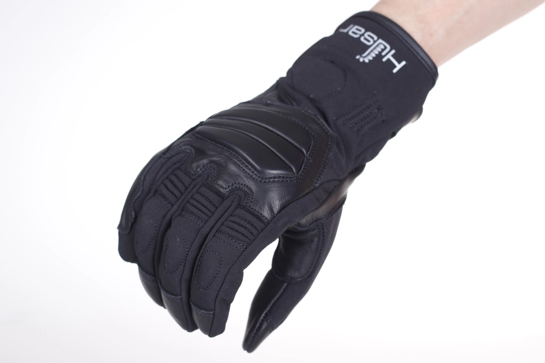 Mankiet zachodzący za nadgarstek w damskich rękawicach motocyklowych HUSAR TOUR