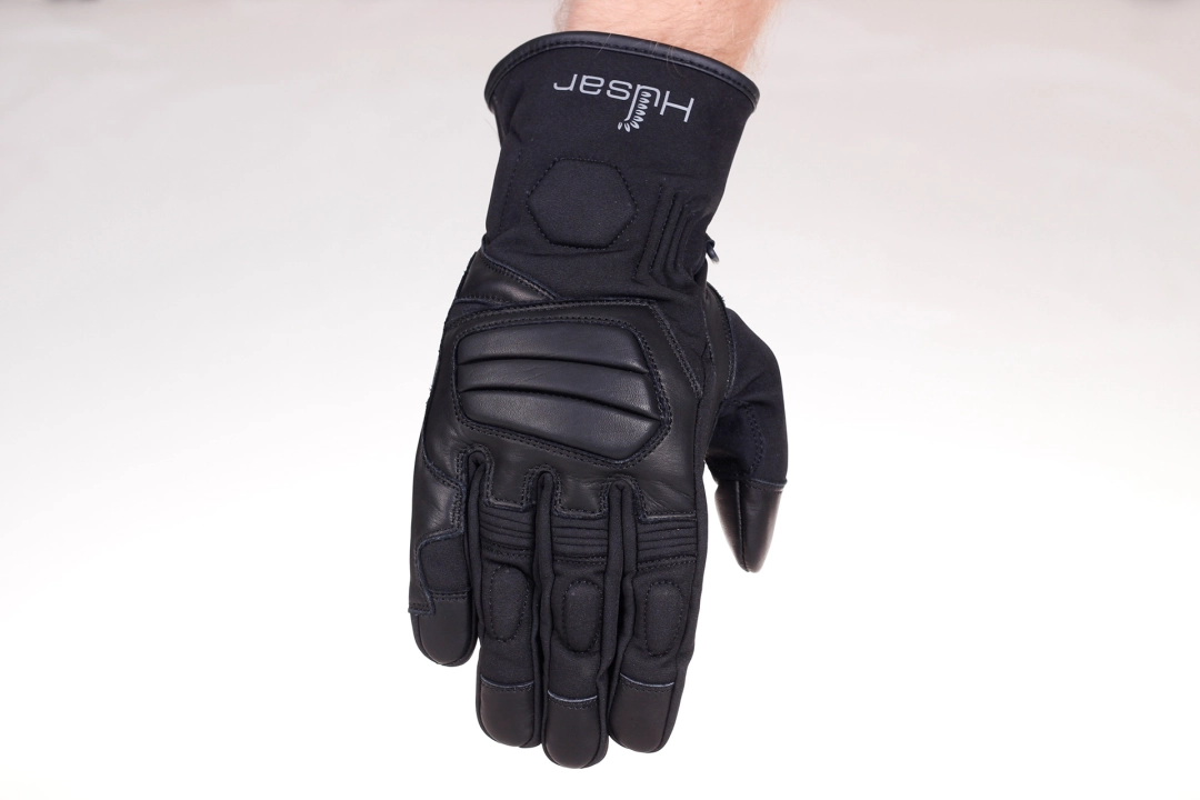 Mankiet zachodzący za nadgarstek w rękawicach motocyklowych HUSAR TOUR