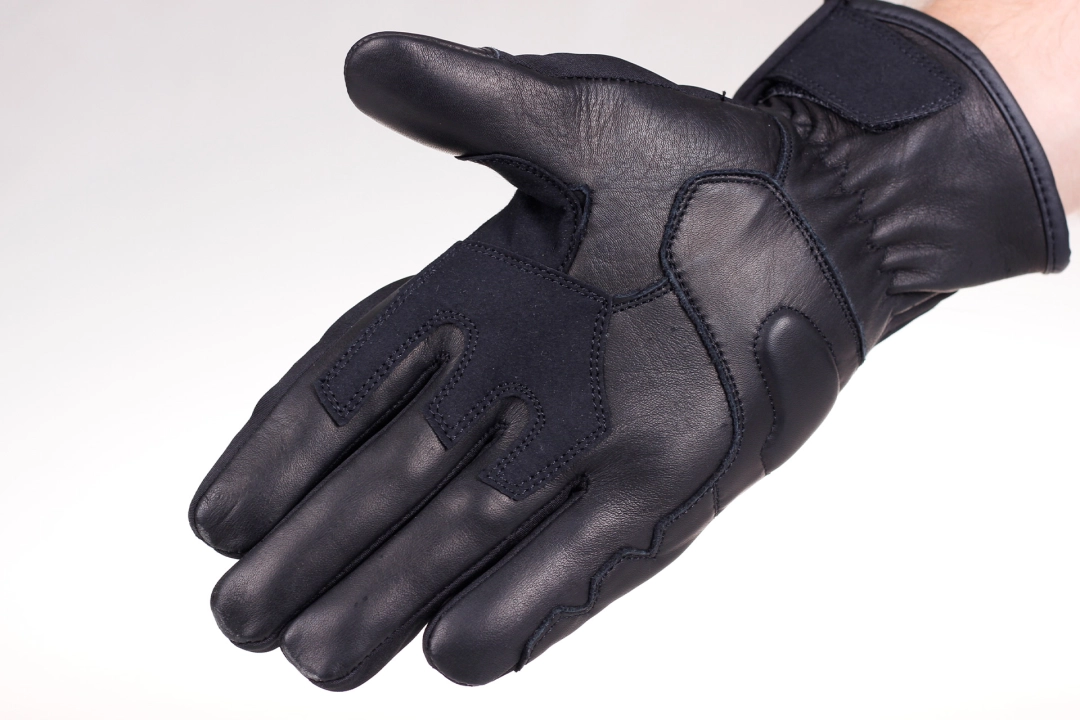 Skórzana wewnętrzna strona dłoni w rękawicach motocyklowych HUSAR TOUR